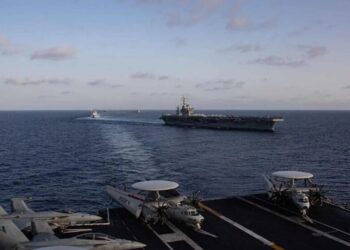 Amerîka li Deryaya Omanê ÎHAyeke Îranê xist