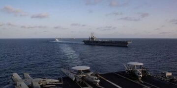 Amerîka li Deryaya Omanê ÎHAyeke Îranê xist