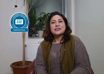 Amîne Aktaş a ku bi Kurdî nedizanî niha çîrokbêj e