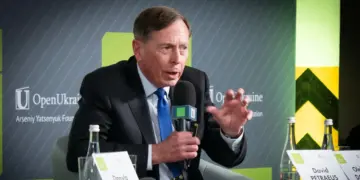 Rêveberê berê yê CIAyê: Êrişên DYAyê dê rejîma Îranê neguherîne