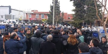 Li Pirsûsê polîsan êrişî girseyê kir