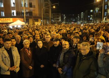 Li Semsûrê di saeta erdhej pêkhat de meşiyan