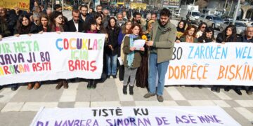 Însiyatîfa Ji bo Zarokan Aştî li Pirsûsê bang kir: Deriyê sînor vekin