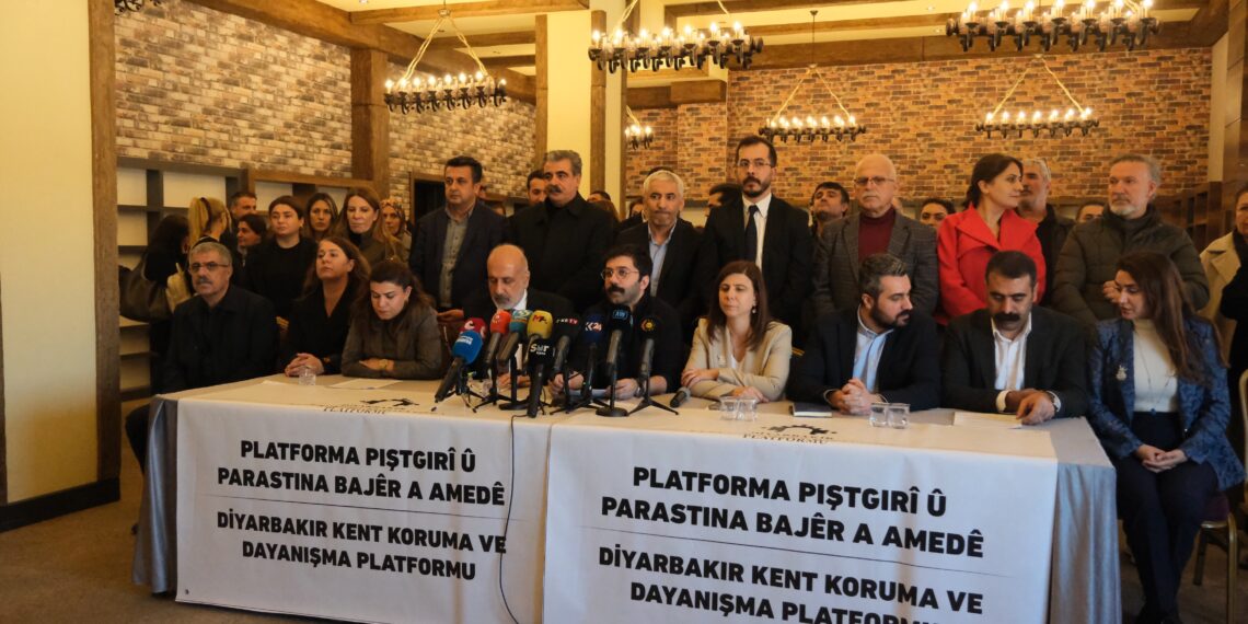 Platforma Parastin û Piştevaniyê: Ji ber derî venekirin me TIRên xwe vegerandin Amedê