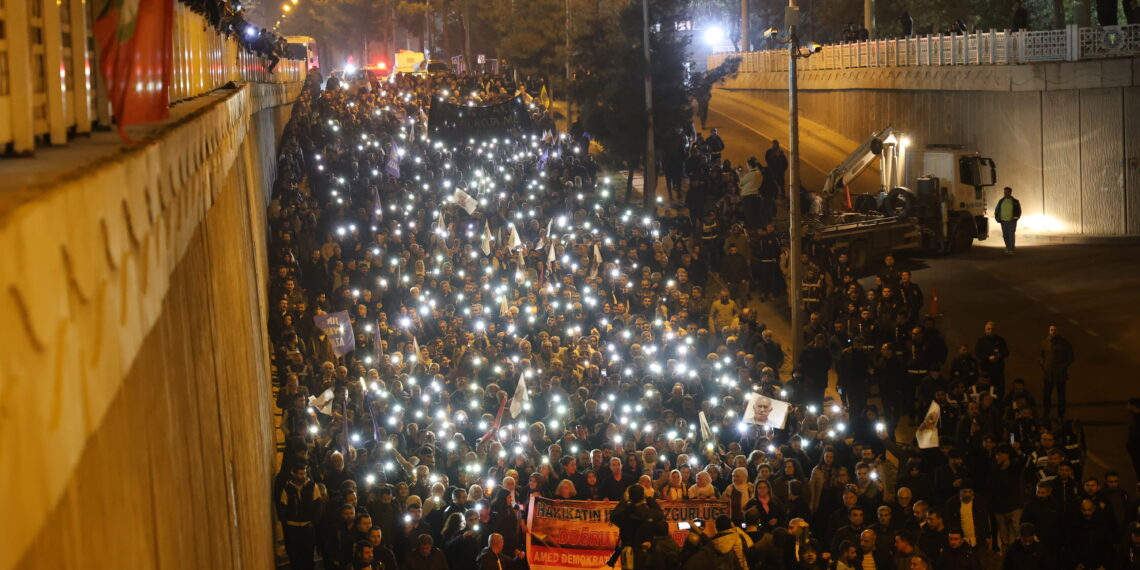 Li Bakur û Tirkiyê 15ê Sibatê tê şermezarkirin: Bi deh hezaran kesî azadiya Ocalan xwest HATE NÛKIRIN