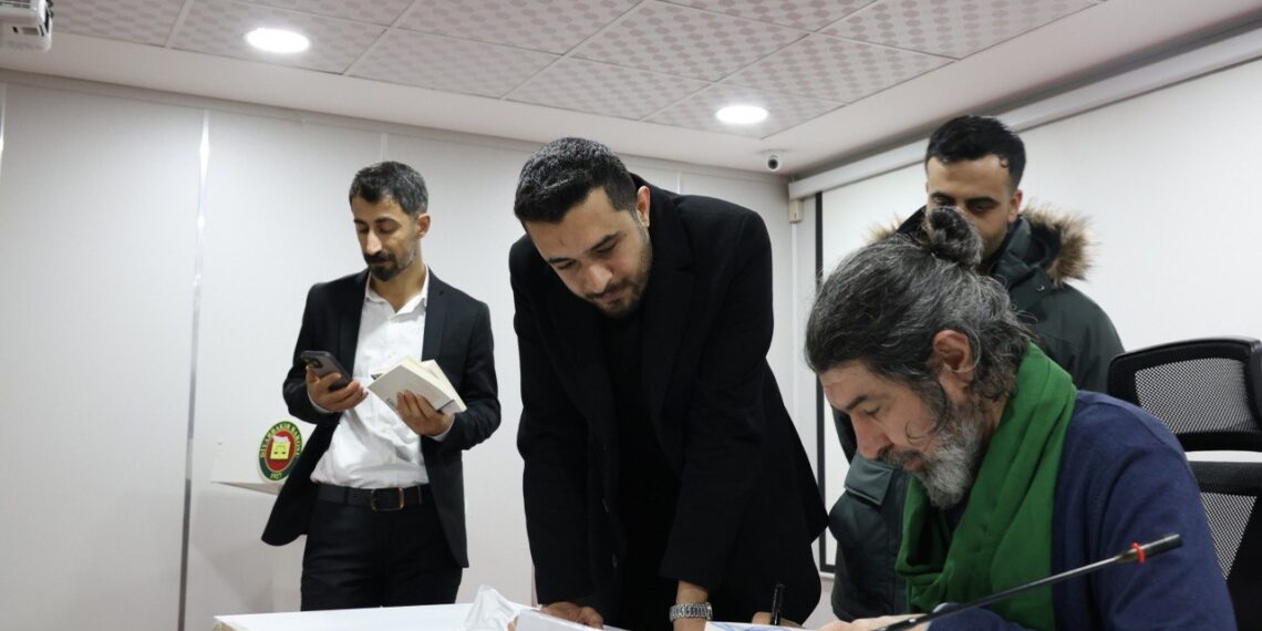 Rênas Jiyan bi helbestên xwe roja ziman pîroz kir