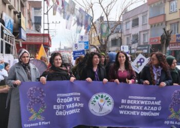 Jin li Dîlokê meşiyan: Em bi berxwedanê jiyanê dihonin