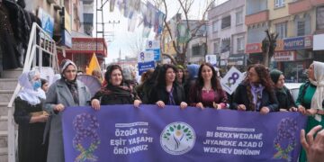 Jin li Dîlokê meşiyan: Em bi berxwedanê jiyanê dihonin