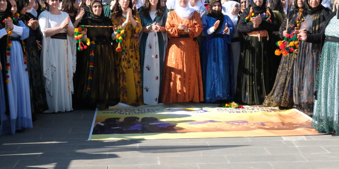 Jin li Heskîfê meşiyan: Em 8ê Adarê bi ruhê yekîtiya neteweyî pêşwazî dikin