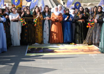 Jin li Heskîfê meşiyan: Em 8ê Adarê bi ruhê yekîtiya neteweyî pêşwazî dikin