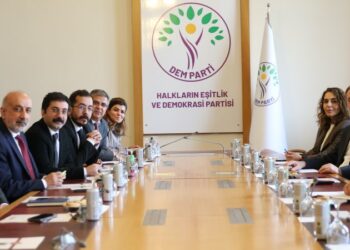 Platforma Bajêr a Amedê bi gelek partiyan re hevdîtin pêk anî