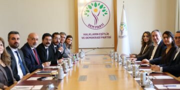 Platforma Bajêr a Amedê bi gelek partiyan re hevdîtin pêk anî