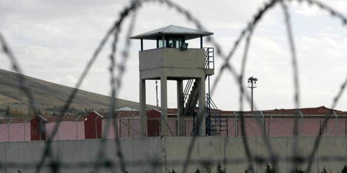 Midurê Girtîgeha Turkoglûyê ji girtiyan re got: Ez we bernadim