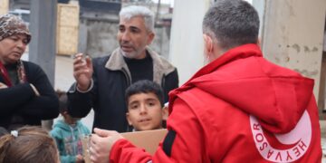 Heyva Sor li Qamişloyê alîkarî belav kir