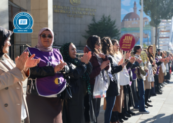 ‘Heke pêvajo bi ser bikeve wê jin civakek rêxistinkirî bi rê ve bibin’