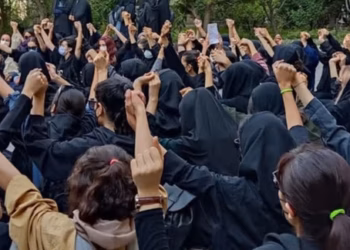 Li Zanîngehên Îranê sloganên ‘Basîj DAIŞ e’