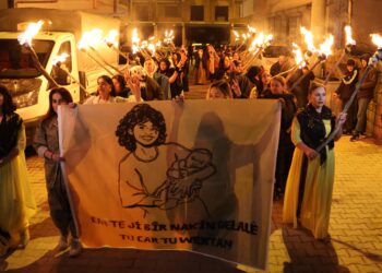 Jinên li Hezexê bi meşaleyan Newroz pîroz kir