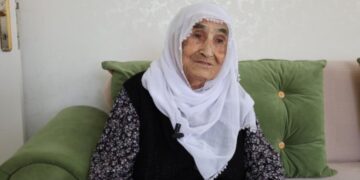 Dayîka Omer Hayrî Konarî Zeynep Konar cuya xo vîndî kerd