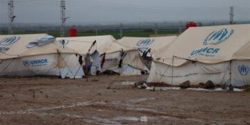 Gelek konên Kampa Newrozê di bin avê de man