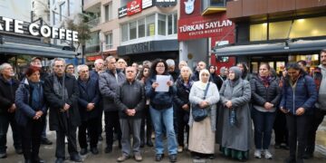 Li Îzmîrê pêla binçavkirinên piştî Newrozê hat protestokirin