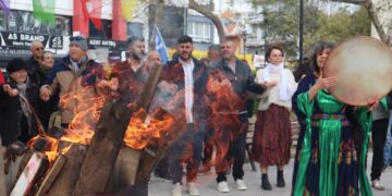 Li Seferîhîsarê agirê Newrozê hat geşkirin: Peyama Birêz Ocalan rêya jiyana hevpar nîşan dide