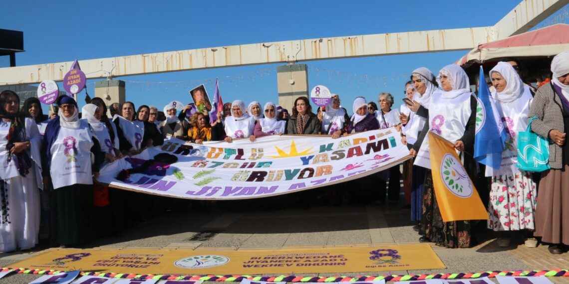 Li Îzmîrê zincîra jinan: Em li pişt pêvajoya birêz Ocalan in!