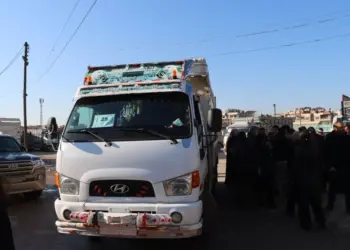 Efrînî ji bo vegerin ji Qamişloyê ber bi Hesekê bi rê ketin 