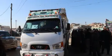 Efrînî ji bo vegerin ji Qamişloyê ber bi Hesekê bi rê ketin 
