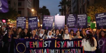 Li Îzmîrê meşa şevê: Em ê teslîmî paşverûtiyê nebin