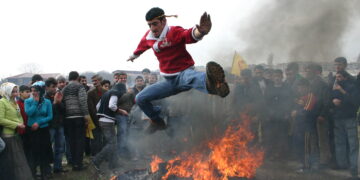 Newroza 2003yan nîşan da ku Stenbolê êdî bajarê herî mezin ê Kurdan e