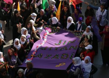 Li Îzmîrê jinan 8ê Adarê pîroz kir: Em ê jiyaneke azad ava bikin