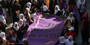 Li Îzmîrê jinan 8ê Adarê pîroz kir: Em ê jiyaneke azad ava bikin