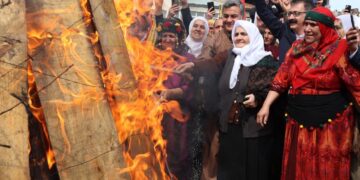 Li Agiriyê dayîka Sema Yuce agirê Newrozê pê xist
