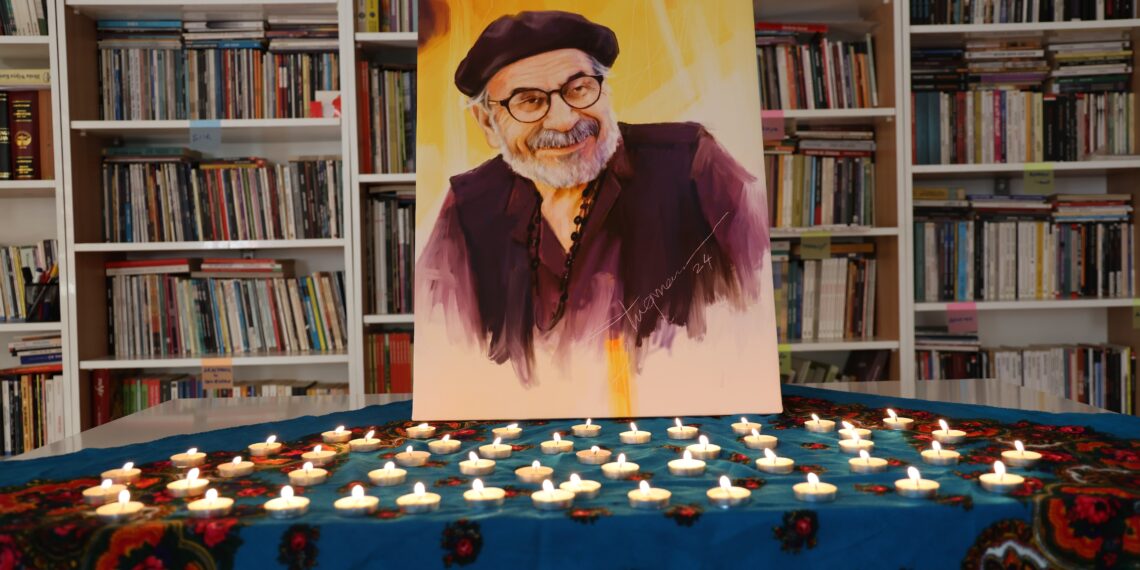 Li Komeleya Wêjekarên Kurd ji bo Ehmed Huseynî şîn hate danîn