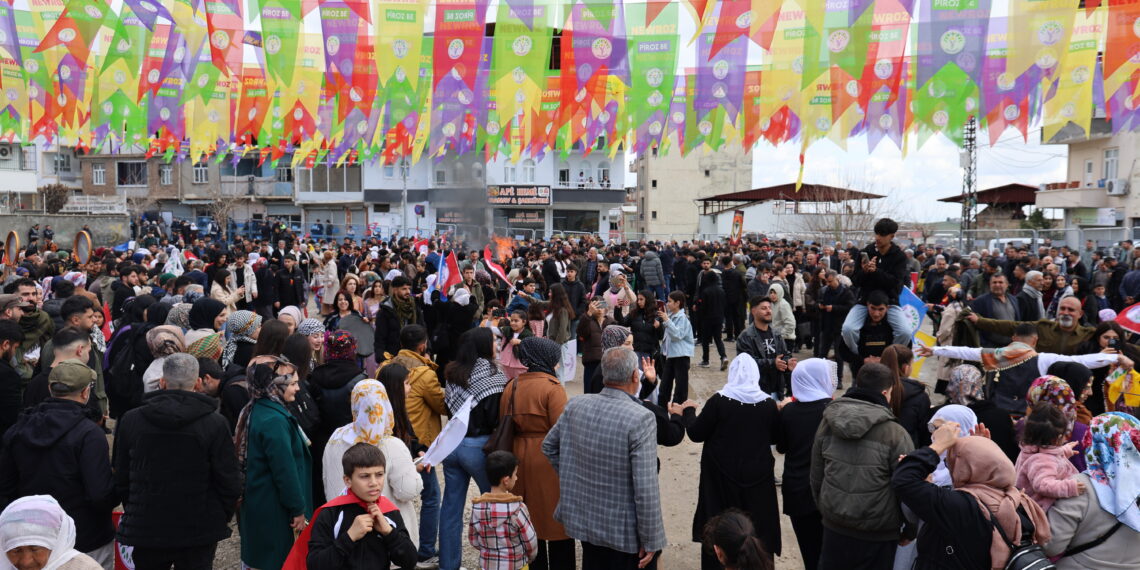 Li 7 navçeyên Amedê agirê Newrozê geş bû: Divê birêz Ocalan demildest azad bibe