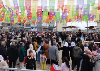 Li 7 navçeyên Amedê agirê Newrozê geş bû: Divê birêz Ocalan demildest azad bibe