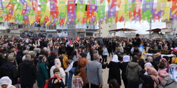 Li 7 navçeyên Amedê agirê Newrozê geş bû: Divê birêz Ocalan demildest azad bibe