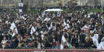 Li Amedê bi deh hezaran kes li ber kemençê govend digerînin