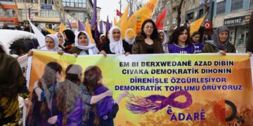 Jin li Colemêrgê meşiyan: Êdî jin pêşeng in