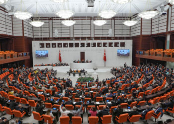 Parlamentoya Tirkiyê bi rojeva şerê li Îranê civiya