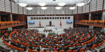 Parlamentoya Tirkiyê bi rojeva şerê li Îranê civiya