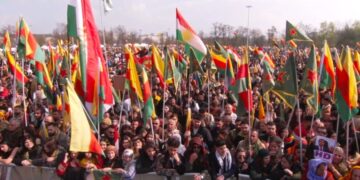 Newroza Frankfurtê bi coşeke mezin destpêkir