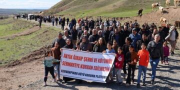 Helîkopter daket gund, leşkeran gef li gundiyan xwar