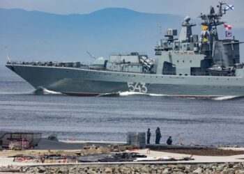 Brîtanya dê keştiyek şer û helîkopteran bişîne Rojhilata Navîn