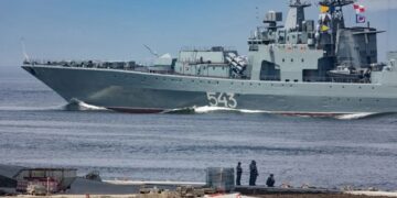 Brîtanya dê keştiyek şer û helîkopteran bişîne Rojhilata Navîn