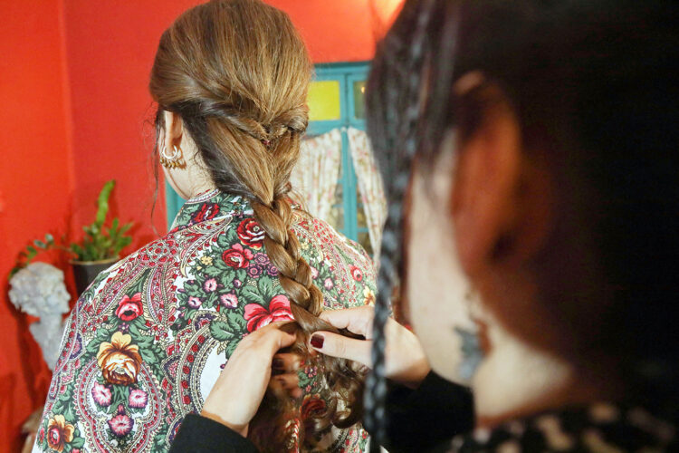 A Kurdish woman gets her hair braid at a cafe in Erbil, the capital of Iraq's northern autonomous Kurdish region on January 22, 2026, as a symbolic gesture of solidarity with Kurdish female fighters in Syria. Women in Iraqi Kurdistan and beyond have taken to the streets and social media to braid their hair in a show of solidarity after a Syrian soldier bragged in a video about cutting off a Kurdish fighter's braid in Raqa. Syrian government troops have recently been retaking parts of the country held by the Kurds' de facto autonomous administration, which has long touted the participation of women in its armed forces. (Photo by Safin HAMID / AFP)