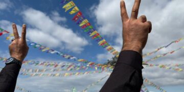 Newroza Îzmîrî bi coşêko girs dewam kena