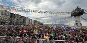 Newroza Îzmîrê bi coşeke mezin dest pê kir TÊ NÛKIRIN