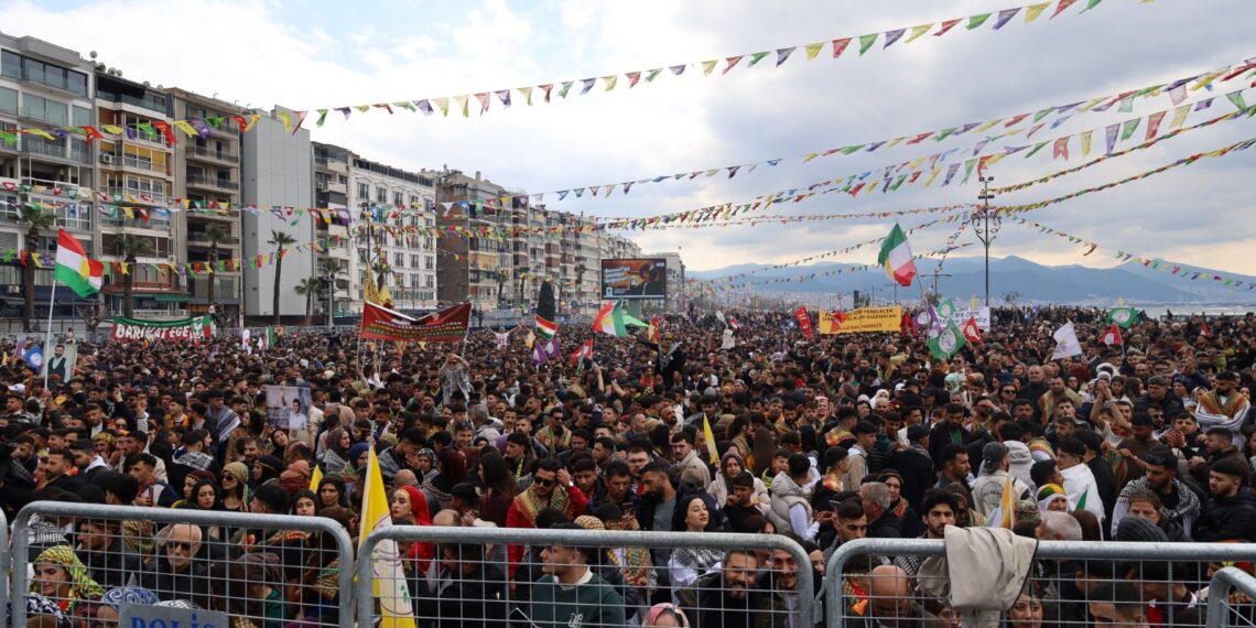 Newroza Îzmîrê: Azadiya Gelê Kurd azadiya Rêber Apo ye