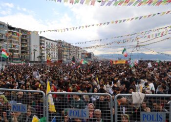 Newroza Îzmîrê: Kurd dê bi Rêberê xwe ve azad bin